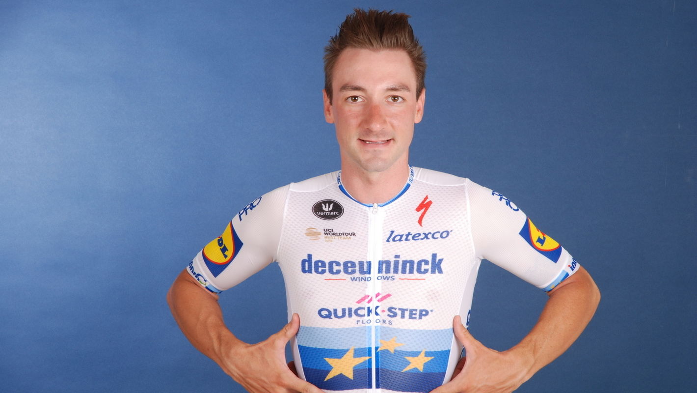 Elia Viviani presents European Champion jersey