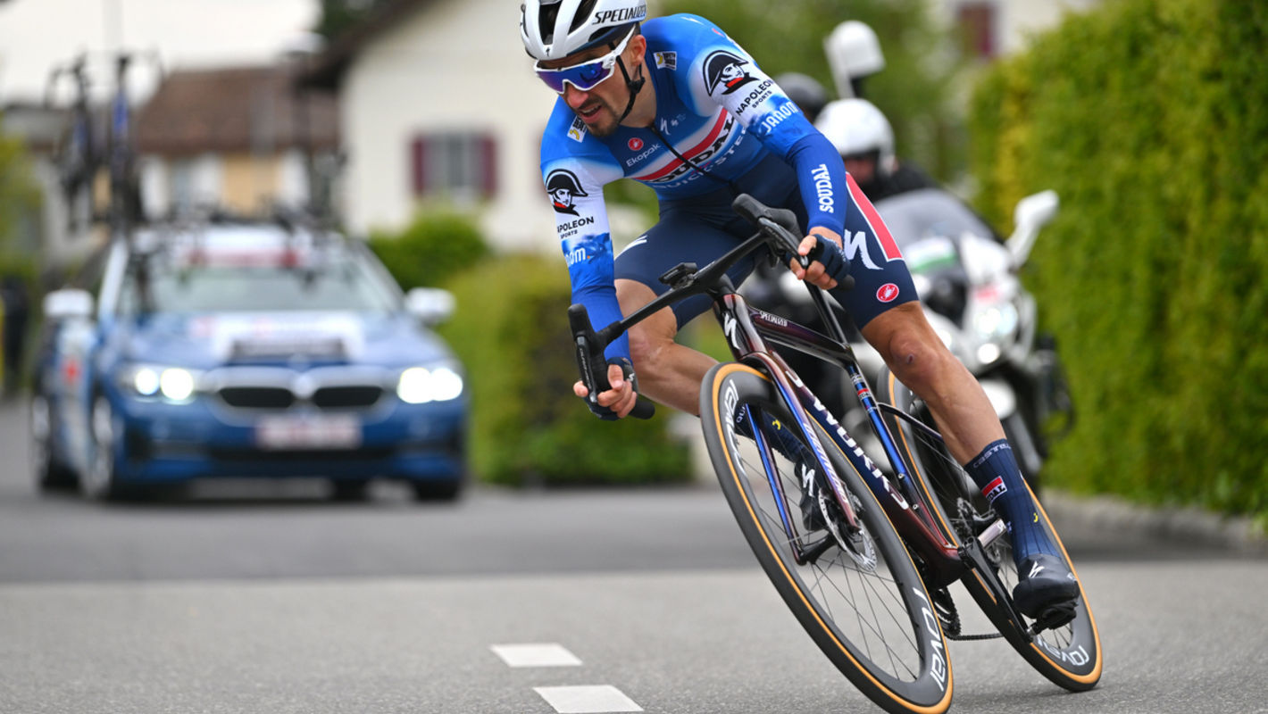 Alaphilippe podiums on Romandie opening day