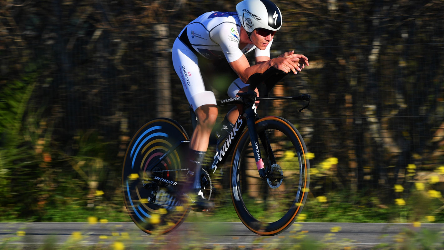 Evenepoel stormt naar gele trui