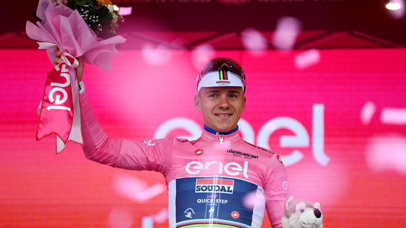 Remco Evenepoel verstevigt leiding in Giro d’Italia