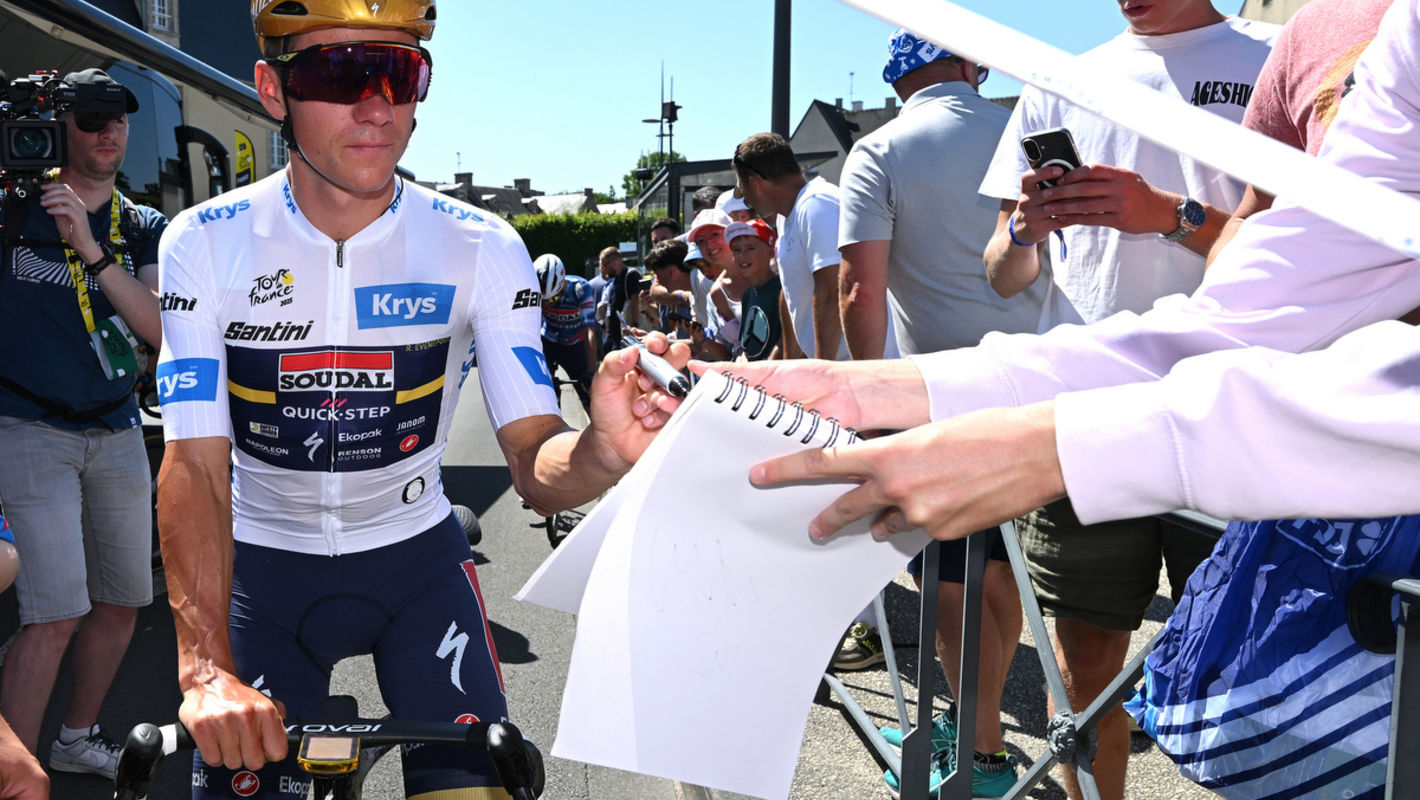 Le Tour: Evenepoel blijft in witte trui