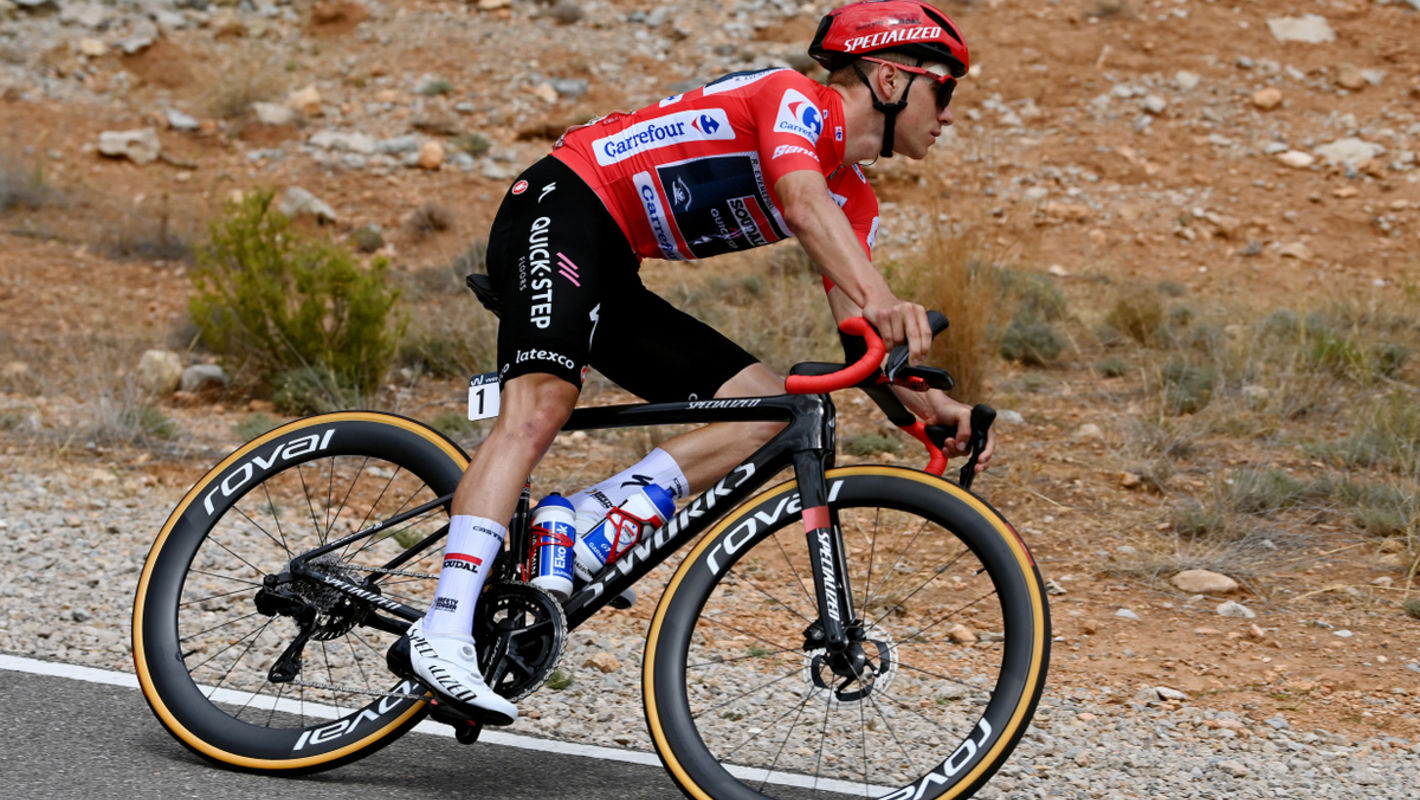 Vuelta a España: Evenepoel verstevigt leiding