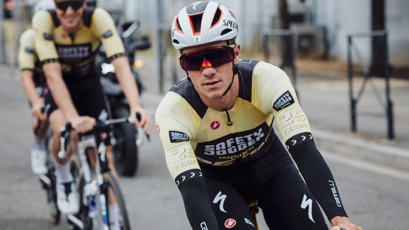 Soudal Quick-Step viert 25 jaar Safety Jogger met speciaal Tour de France-shirt