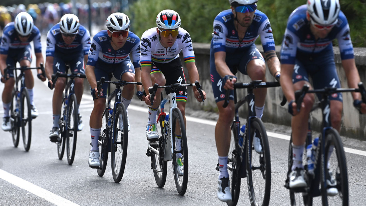 Giro d’Italia: Evenepoel beleeft kalme dag in Napoli