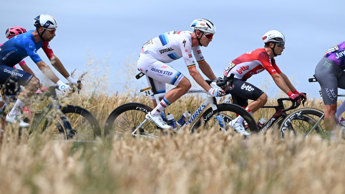 Tour de France: Echelons wreak havoc on the opening day