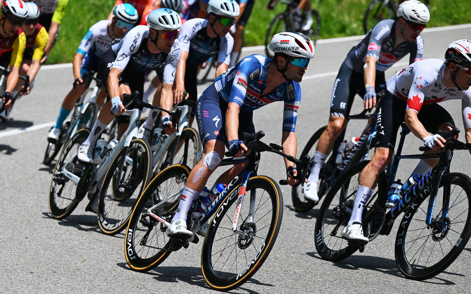 Tour de Suisse peloton enjoys a calm day