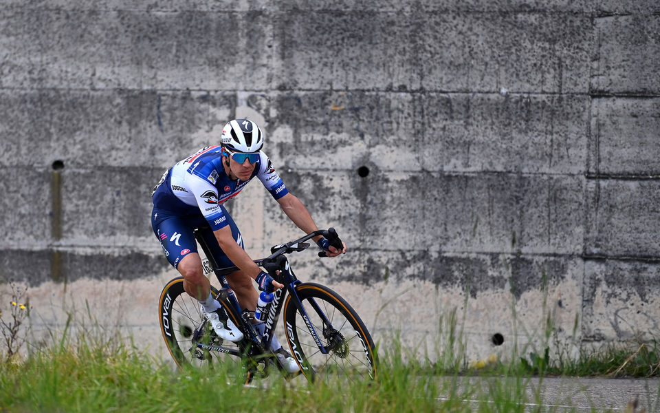 Rit Tirreno-Adriatico ingekort door harde wind