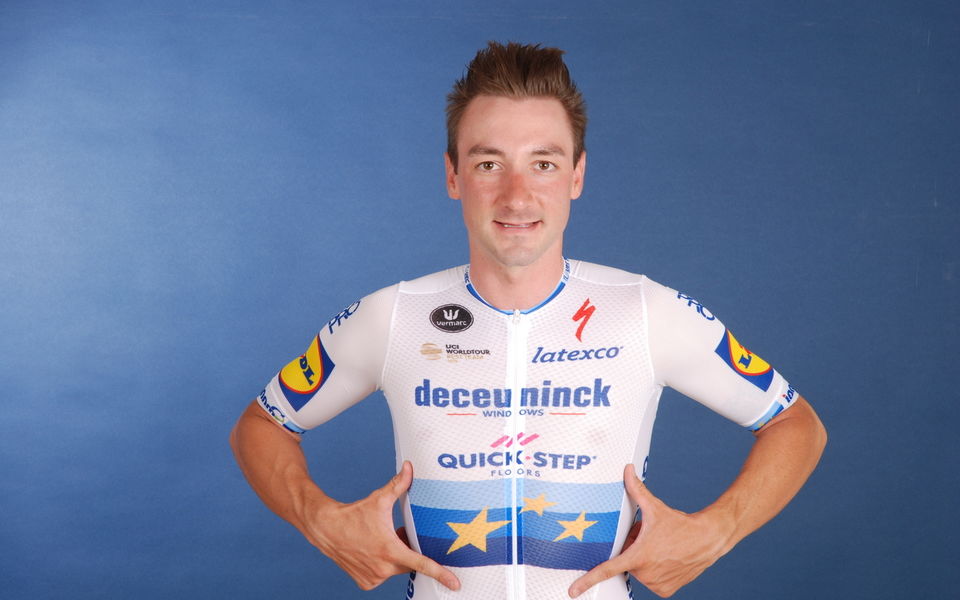 Elia Viviani presents European Champion jersey