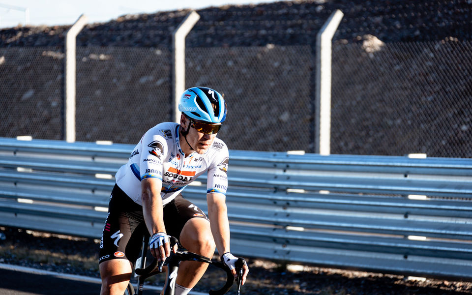 Jakobsen voorkomt valpartij in chaotische sprint