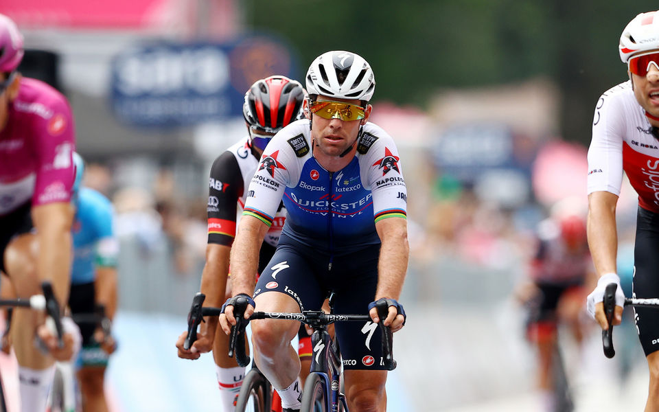 Giro: vluchters blijven uit greep peloton in Treviso