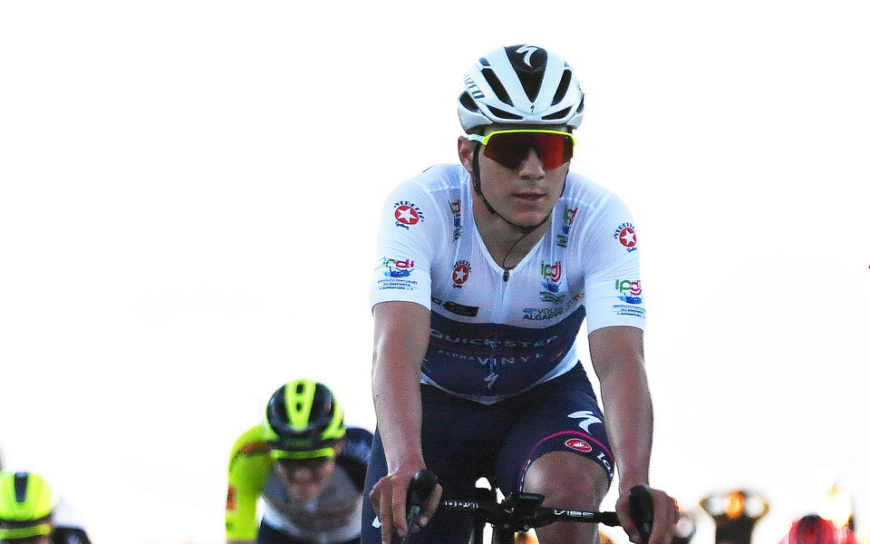 Evenepoel klimt naar derde plaats in Algarve