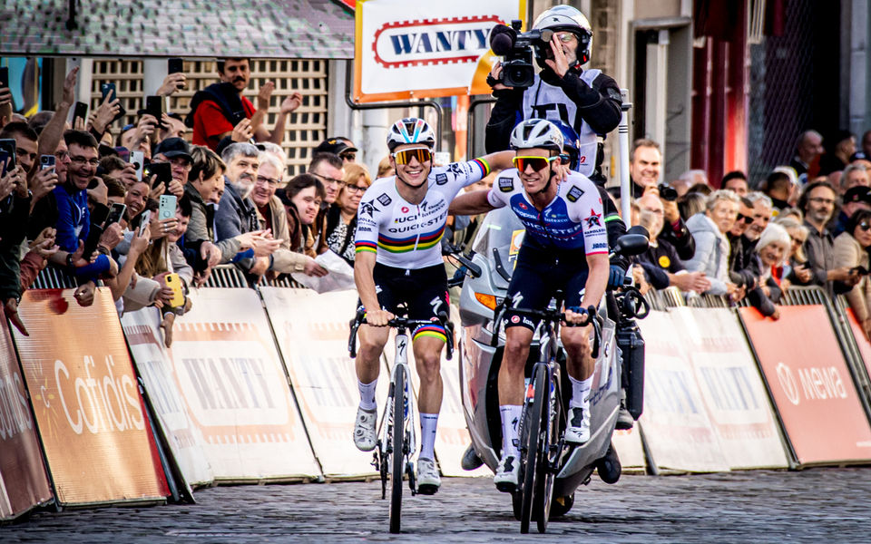 Remco Evenepoel toont regenboogtrui in Binche