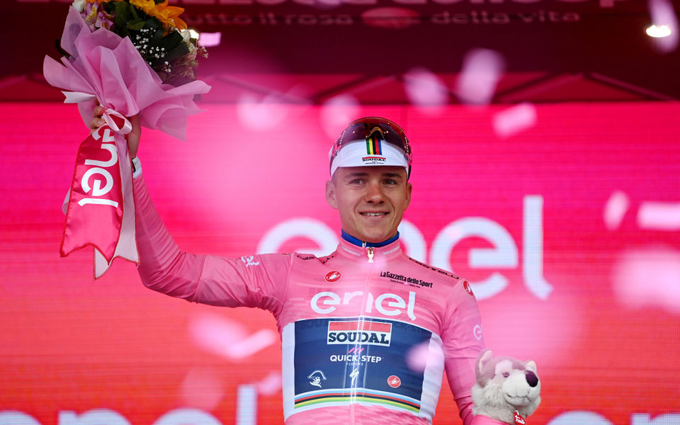 Remco Evenepoel verstevigt leiding in Giro d’Italia