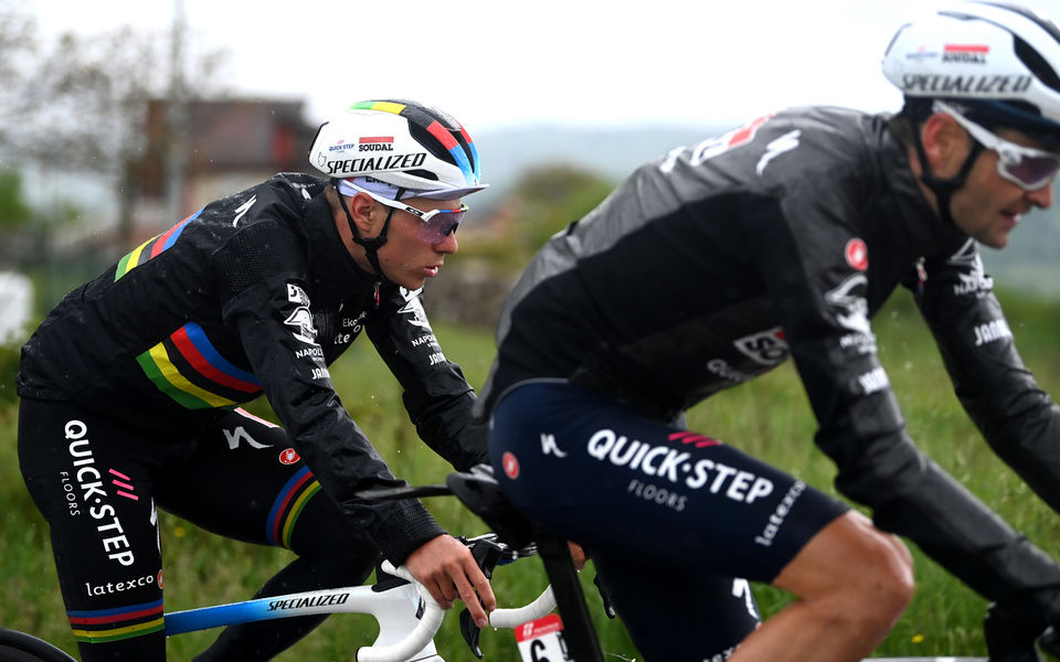 Evenepoel ondanks val verder in Giro d’Italia