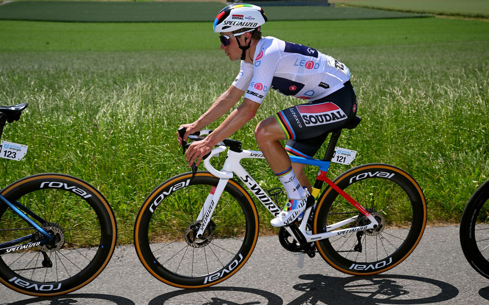 Suisse: Evenepoel blijft in witte trui