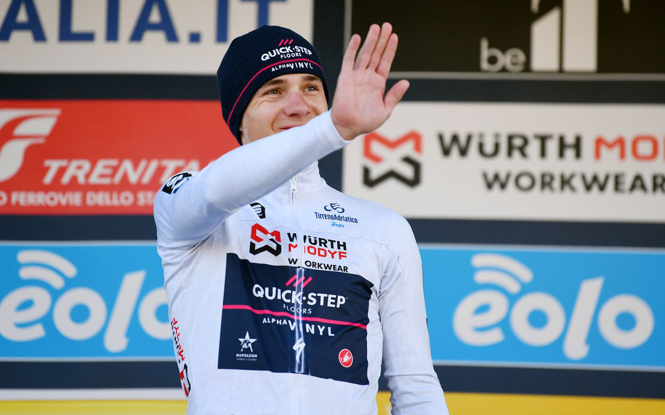 Evenepoel in het wit na openingstijdrit Tirreno-Adriatico