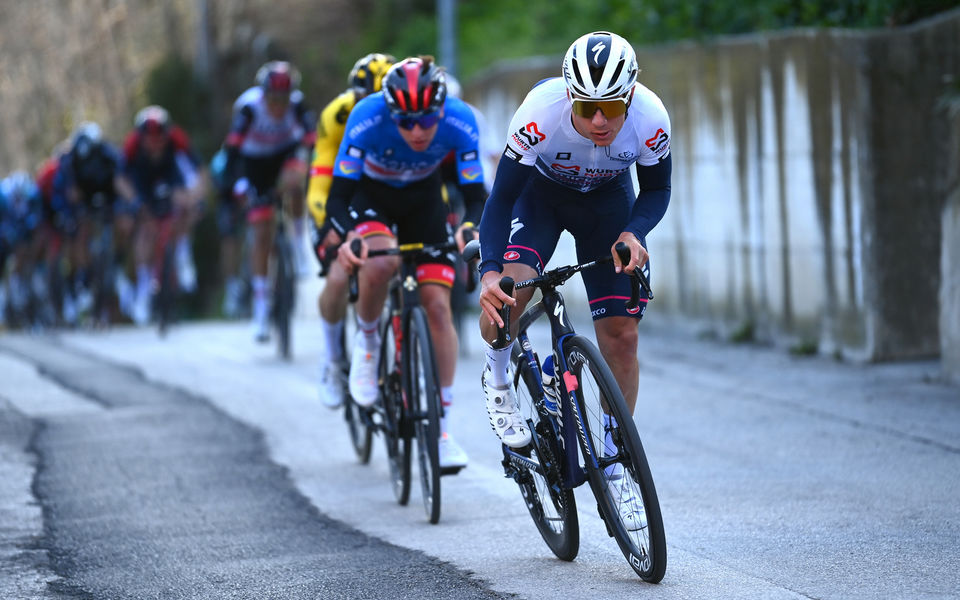 Evenepoel vecht terug in chaotische Tirreno-Adriatico finale