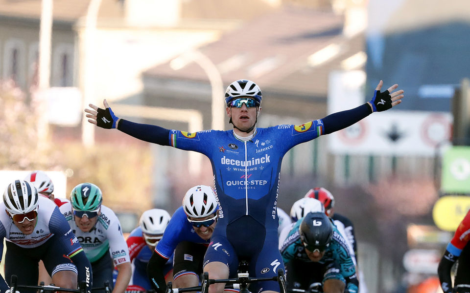 Bennett takes yellow on Paris-Nice opening stage