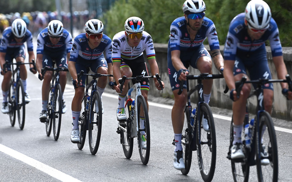 Giro d’Italia: Evenepoel beleeft kalme dag in Napoli