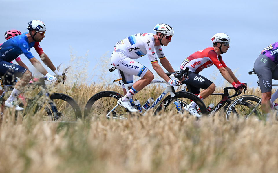 Tour de France: Echelons wreak havoc on the opening day