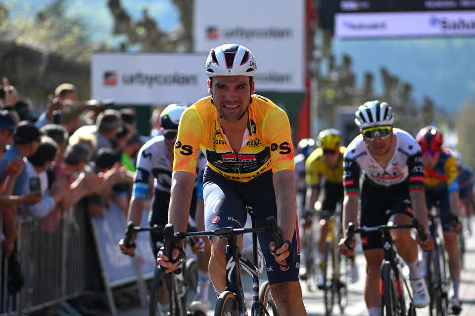 Schachmann shows grinta in Basque Country