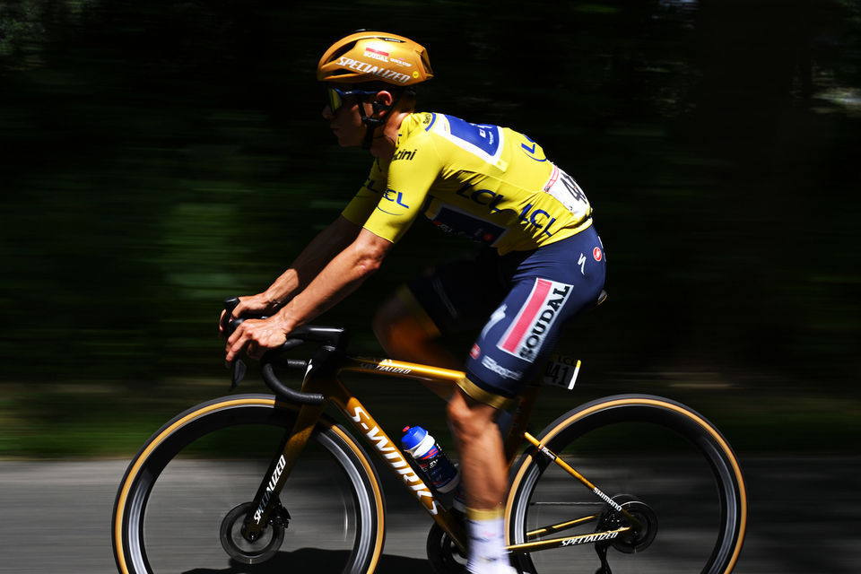 Critérium du Dauphiné: Evenepoel blijft in het geel