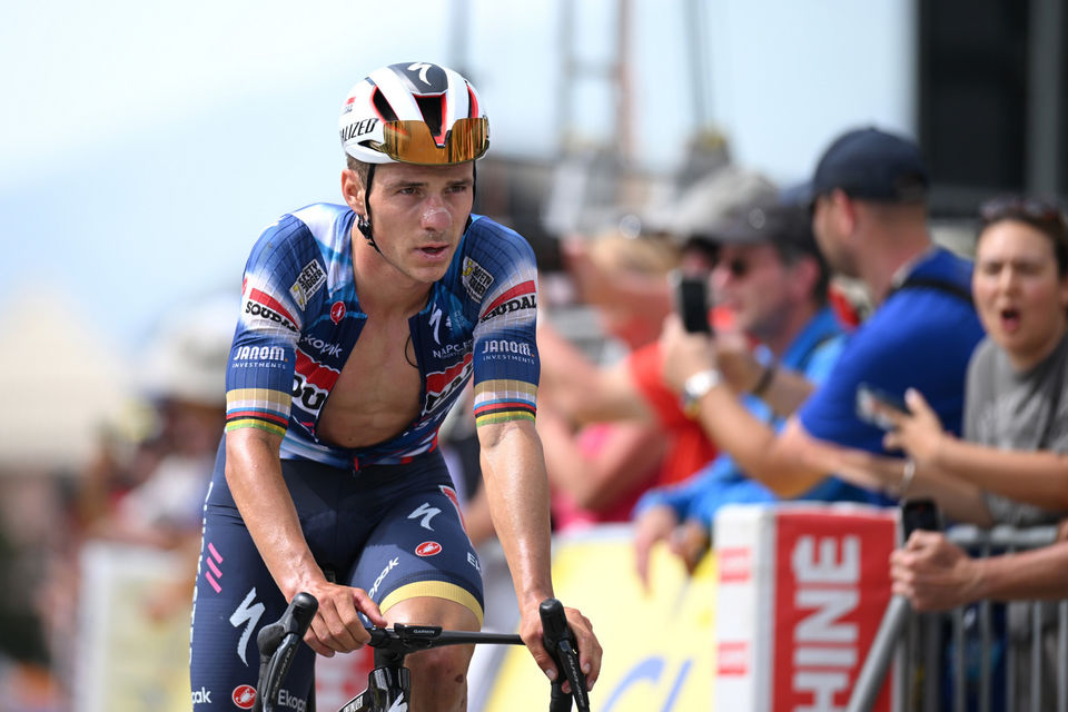 Evenepoel knokt door in koninginnenrit Dauphiné